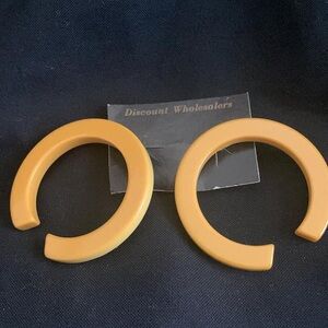 Bakelite earring (simichrome tested